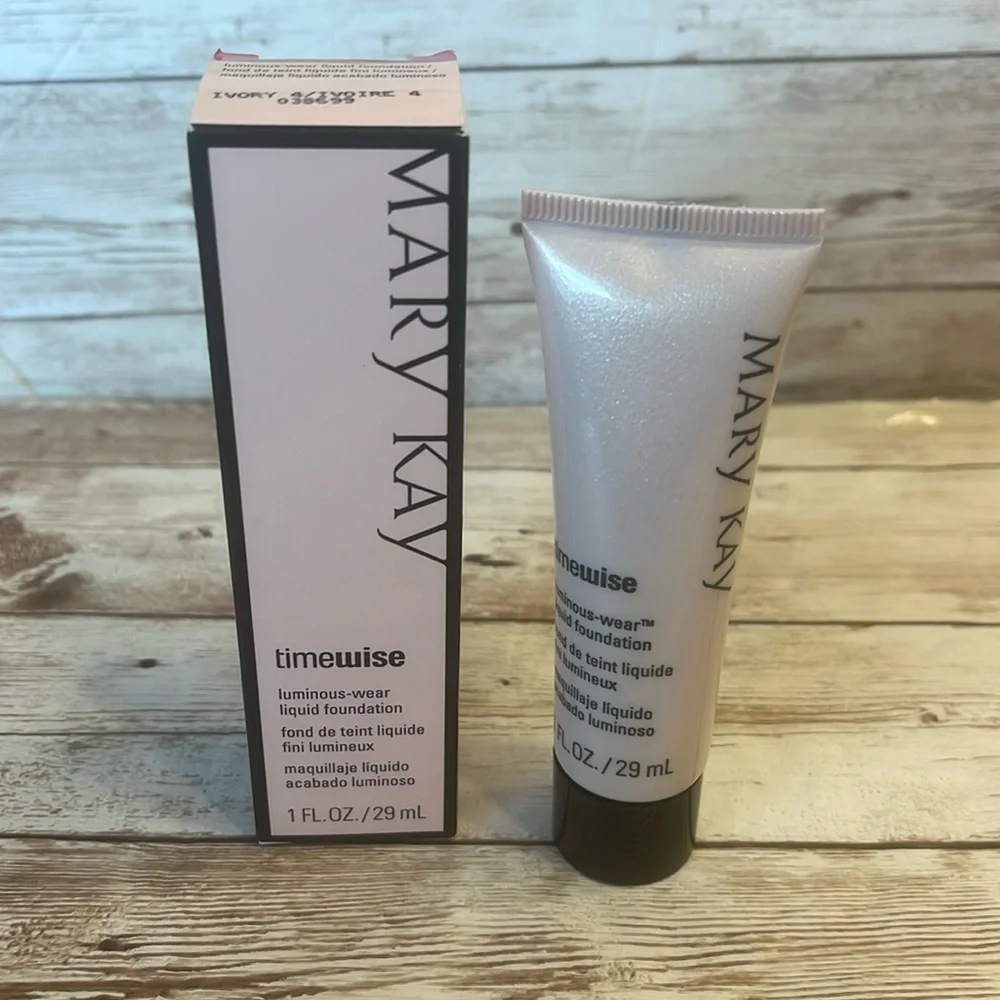 NEW MK Ivory 4 LUMINOUS-WEAR Timewise Luminous Wear Liquid Foundation New in box